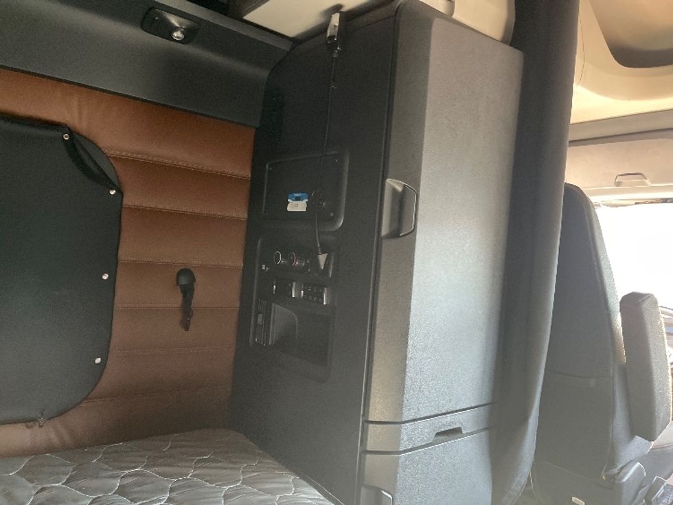 Sleeper Tractor-Heavy Duty Tractors-Freightliner-2020-T12664ST-Tampa-FL-478,978\n\t\tmiles-$ 61,250 - Image 18