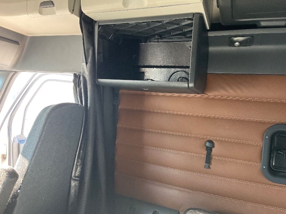 Sleeper Tractor-Heavy Duty Tractors-Freightliner-2020-T12664ST-Tampa-FL-478,978\n\t\tmiles-$ 61,250 - Image 19