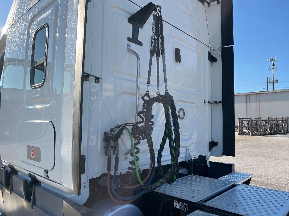 Sleeper Tractor-Heavy Duty Tractors-Freightliner-2020-T12664ST-Tampa-FL-478,978\n\t\tmiles-$ 61,250 - Image 26