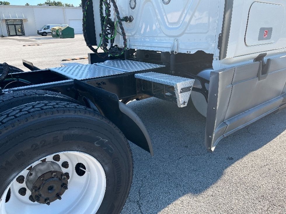 Sleeper Tractor-Heavy Duty Tractors-Freightliner-2020-T12664ST-Tampa-FL-478,978\n\t\tmiles-$ 61,250 - Image 28