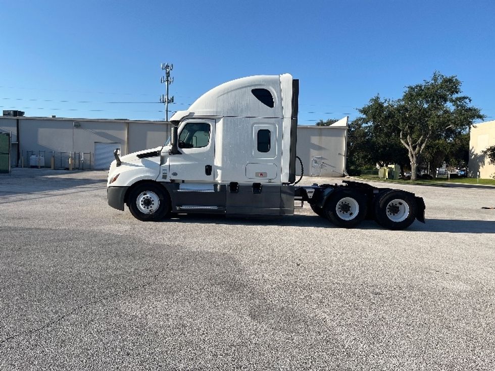 Sleeper Tractor-Heavy Duty Tractors-Freightliner-2020-T12664ST-Tampa-FL-478,978\n\t\tmiles-$ 61,250 - Image 4