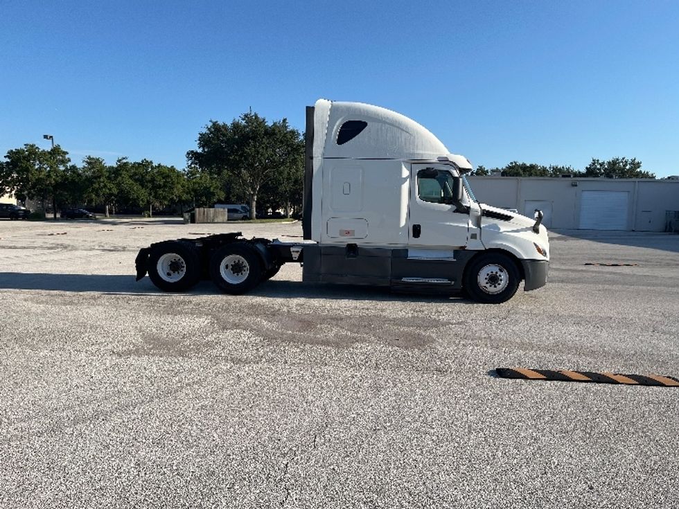 Sleeper Tractor-Heavy Duty Tractors-Freightliner-2020-T12664ST-Tampa-FL-478,978\n\t\tmiles-$ 61,250 - Image 8