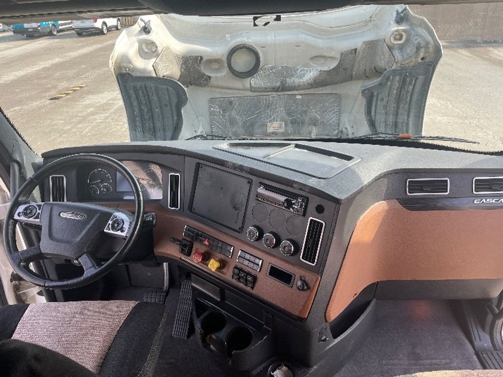 Sleeper Tractor-Heavy Duty Tractors-Freightliner-2020-T12664ST-Tampa-FL-540,790\n\t\tmiles-$ 54,000 - Image 12