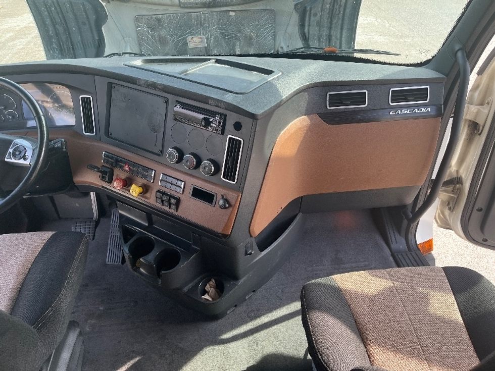 Sleeper Tractor-Heavy Duty Tractors-Freightliner-2020-T12664ST-Tampa-FL-540,790\n\t\tmiles-$ 54,000 - Image 14