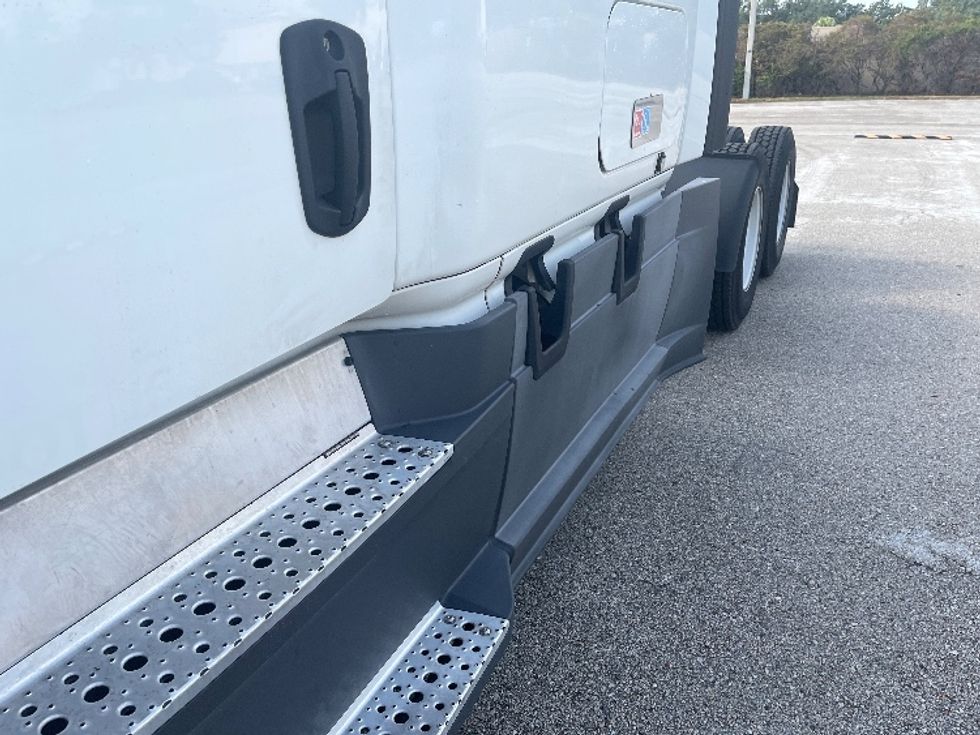 Sleeper Tractor-Heavy Duty Tractors-Freightliner-2020-T12664ST-Tampa-FL-540,790\n\t\tmiles-$ 54,000 - Image 20