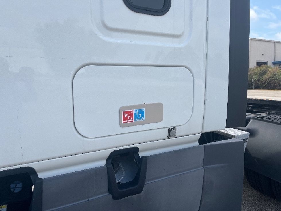 Sleeper Tractor-Heavy Duty Tractors-Freightliner-2020-T12664ST-Tampa-FL-540,790\n\t\tmiles-$ 54,000 - Image 21