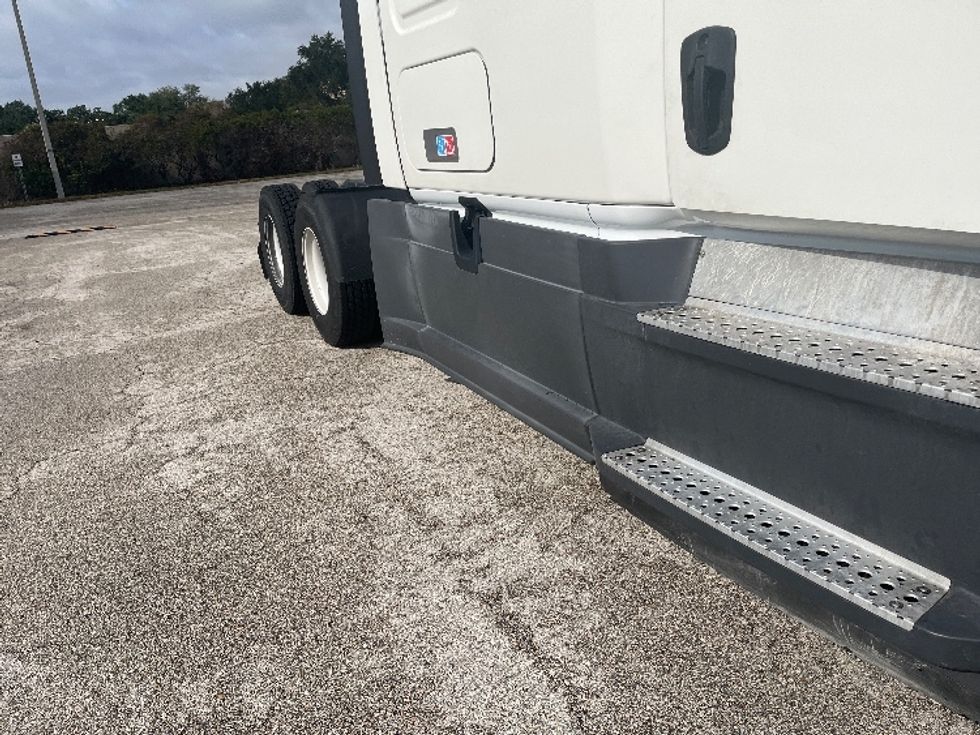 Sleeper Tractor-Heavy Duty Tractors-Freightliner-2020-T12664ST-Tampa-FL-540,790\n\t\tmiles-$ 54,000 - Image 24