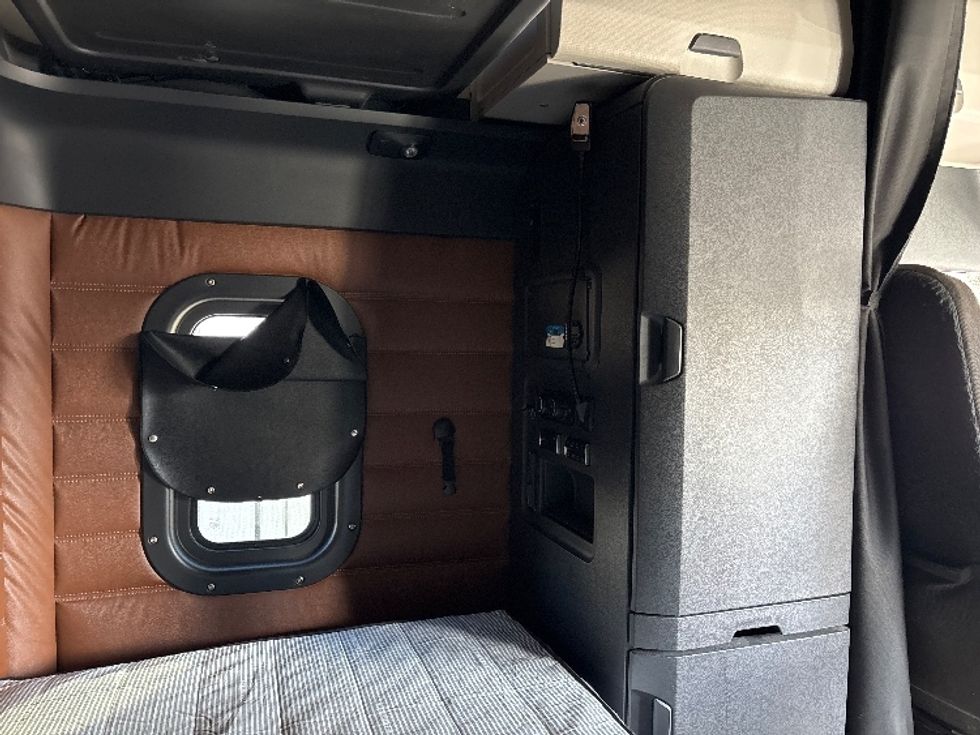 Sleeper Tractor-Heavy Duty Tractors-Freightliner-2020-T12664ST-Tampa-FL-540,790\n\t\tmiles-$ 54,000 - Image 26