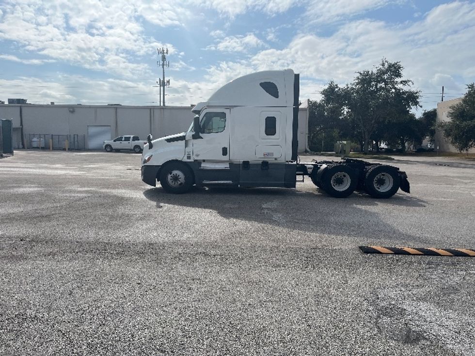 Sleeper Tractor-Heavy Duty Tractors-Freightliner-2020-T12664ST-Tampa-FL-540,790\n\t\tmiles-$ 54,000 - Image 4