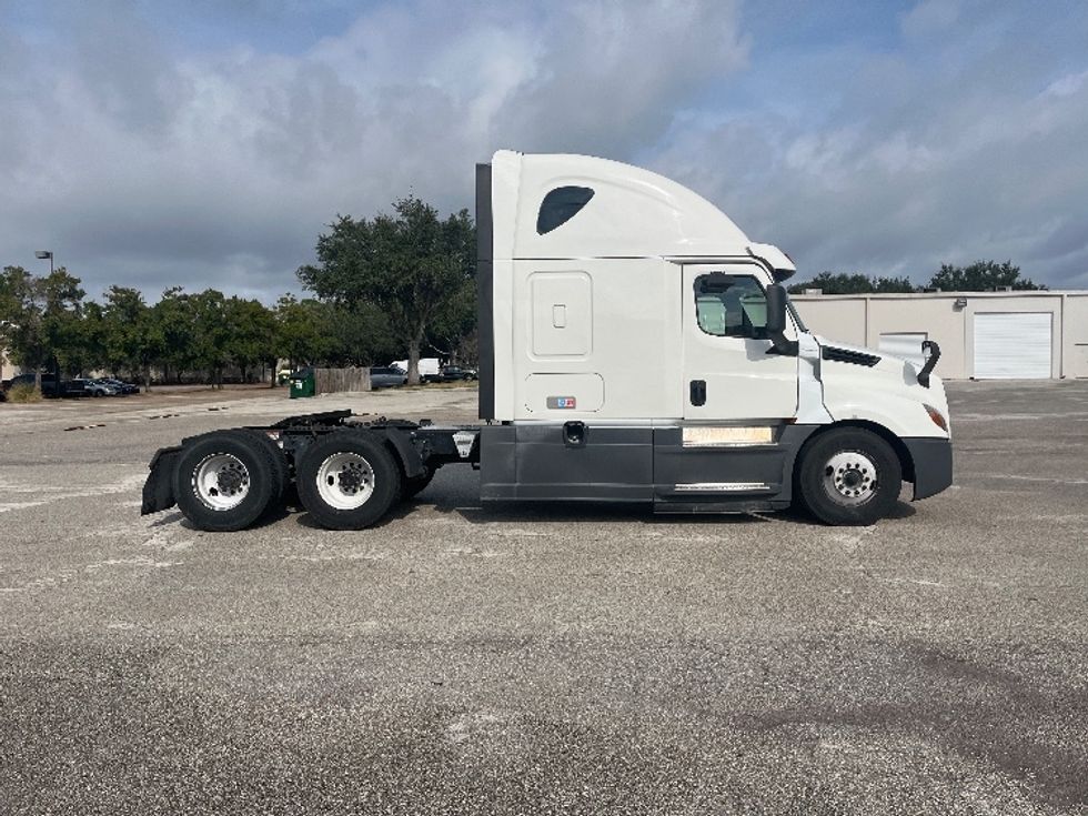 Sleeper Tractor-Heavy Duty Tractors-Freightliner-2020-T12664ST-Tampa-FL-540,790\n\t\tmiles-$ 54,000 - Image 8