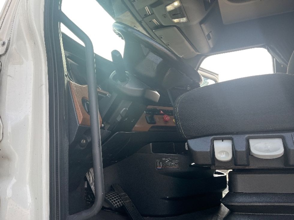 Sleeper Tractor-Heavy Duty Tractors-Freightliner-2020-T12664ST-Tampa-FL-540,790\n\t\tmiles-$ 54,000 - Image 9