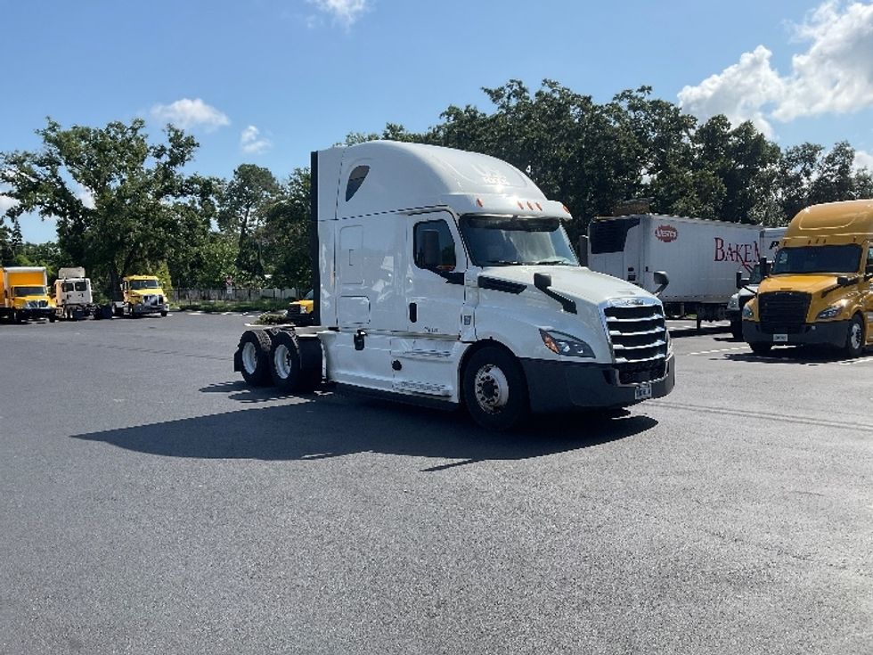 Sleeper Tractor-Heavy Duty Tractors-Freightliner-2020-T12664ST-Tampa-FL-581,598\n\t\tmiles-$ 55,250 - Image 1