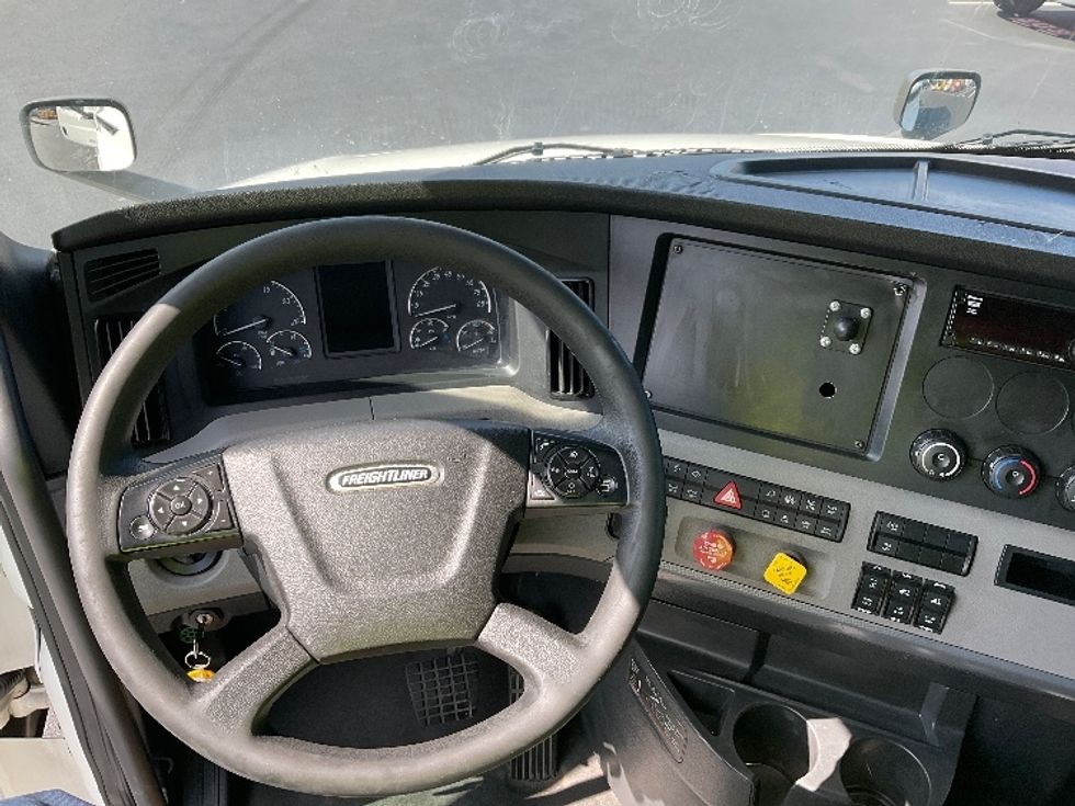 Sleeper Tractor-Heavy Duty Tractors-Freightliner-2020-T12664ST-Tampa-FL-581,598\n\t\tmiles-$ 55,250 - Image 10