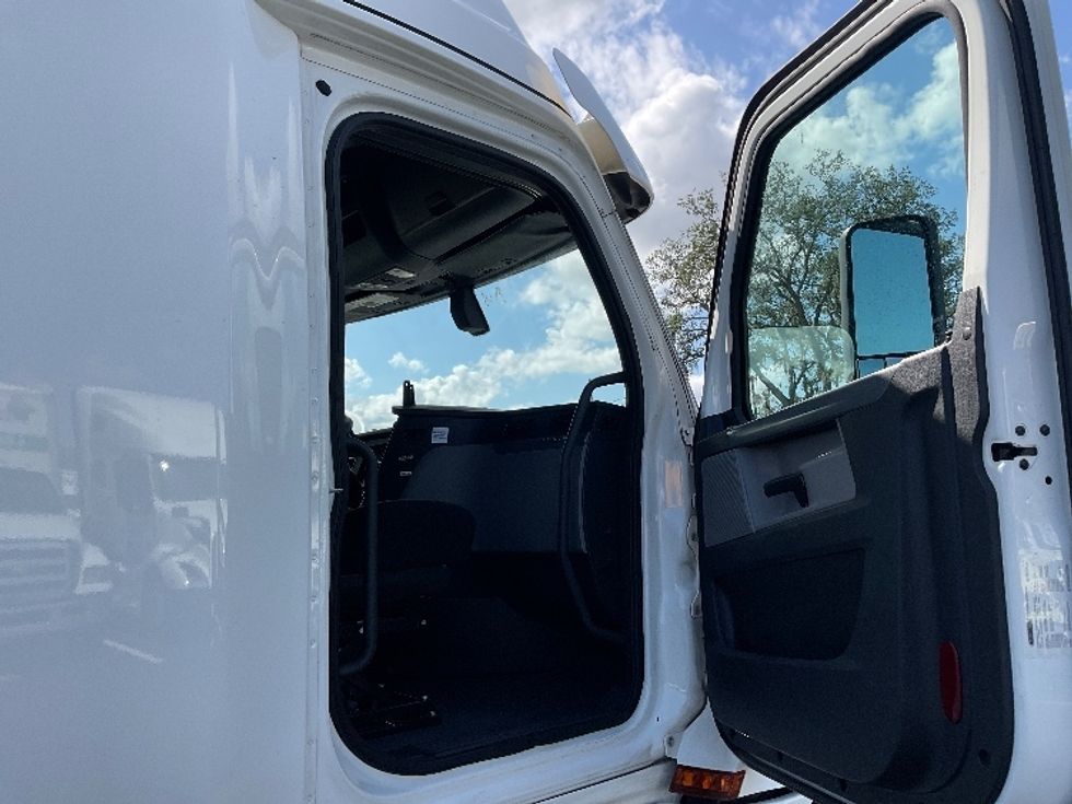 Sleeper Tractor-Heavy Duty Tractors-Freightliner-2020-T12664ST-Tampa-FL-581,598\n\t\tmiles-$ 55,250 - Image 12