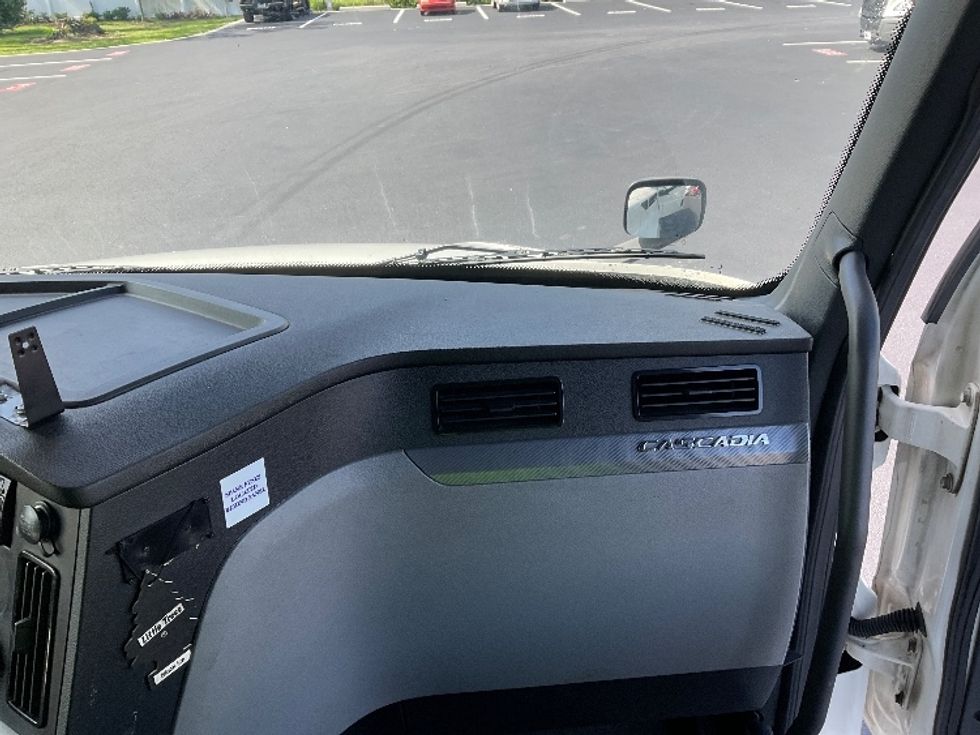 Sleeper Tractor-Heavy Duty Tractors-Freightliner-2020-T12664ST-Tampa-FL-581,598\n\t\tmiles-$ 55,250 - Image 13