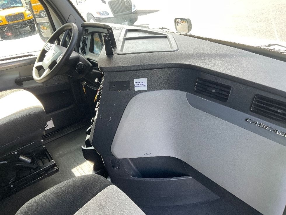 Sleeper Tractor-Heavy Duty Tractors-Freightliner-2020-T12664ST-Tampa-FL-581,598\n\t\tmiles-$ 55,250 - Image 14