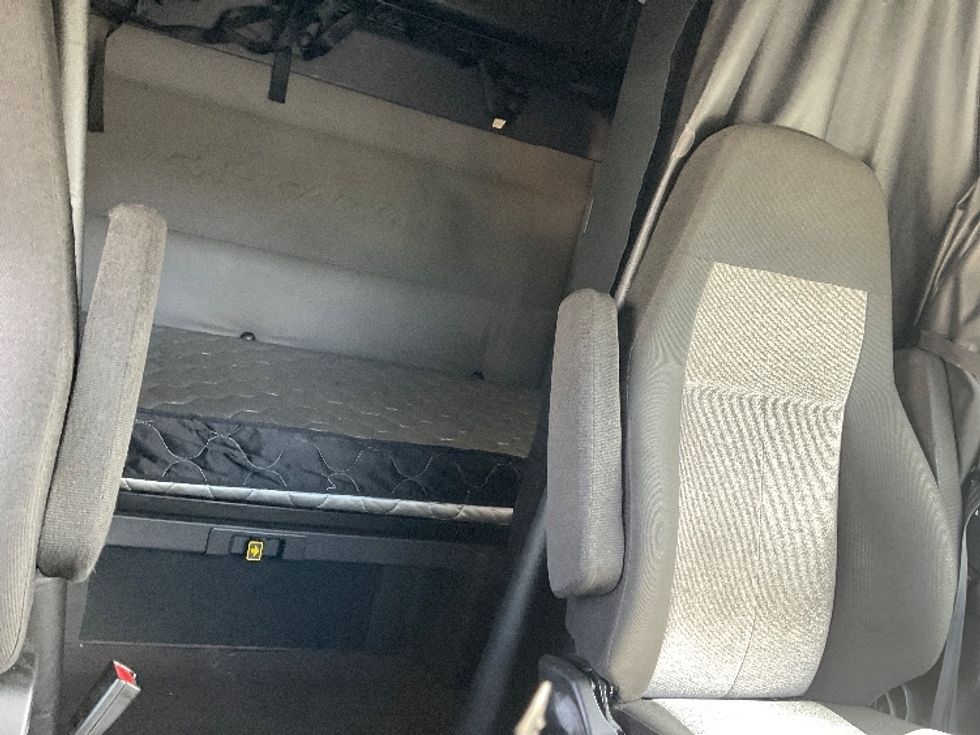 Sleeper Tractor-Heavy Duty Tractors-Freightliner-2020-T12664ST-Tampa-FL-581,598\n\t\tmiles-$ 55,250 - Image 15