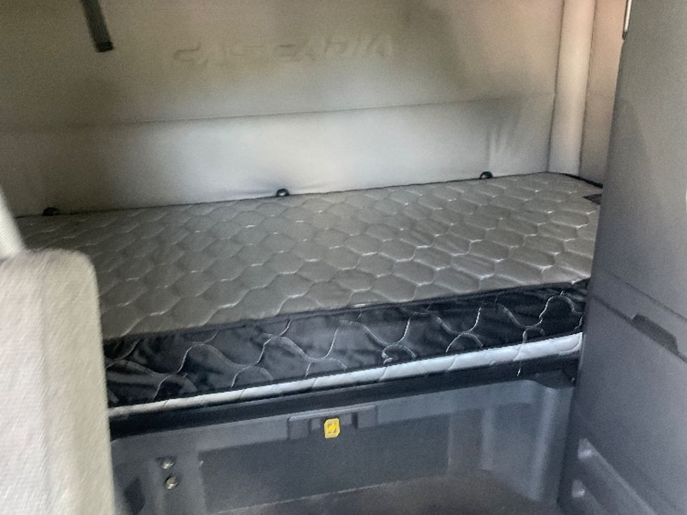 Sleeper Tractor-Heavy Duty Tractors-Freightliner-2020-T12664ST-Tampa-FL-581,598\n\t\tmiles-$ 55,250 - Image 16