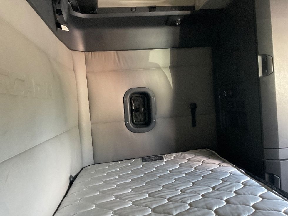 Sleeper Tractor-Heavy Duty Tractors-Freightliner-2020-T12664ST-Tampa-FL-581,598\n\t\tmiles-$ 55,250 - Image 17