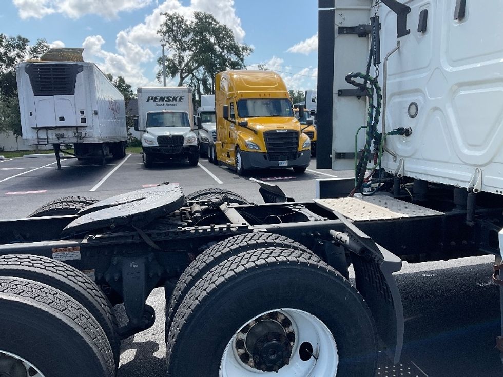 Sleeper Tractor-Heavy Duty Tractors-Freightliner-2020-T12664ST-Tampa-FL-581,598\n\t\tmiles-$ 55,250 - Image 21