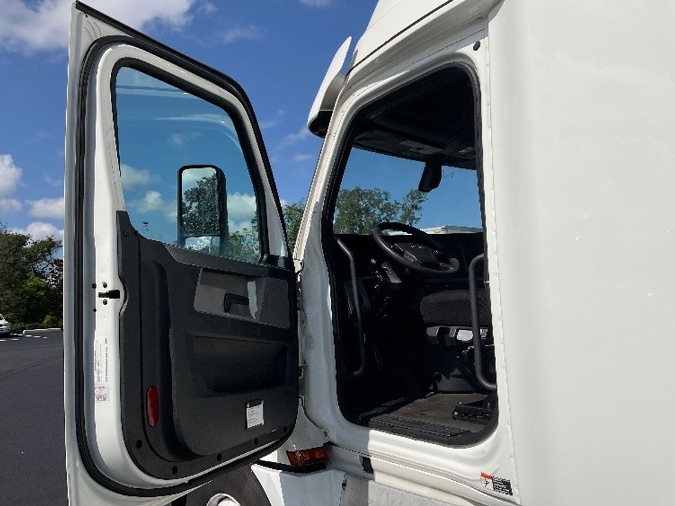 Sleeper Tractor-Heavy Duty Tractors-Freightliner-2020-T12664ST-Tampa-FL-581,598\n\t\tmiles-$ 55,250 - Image 8