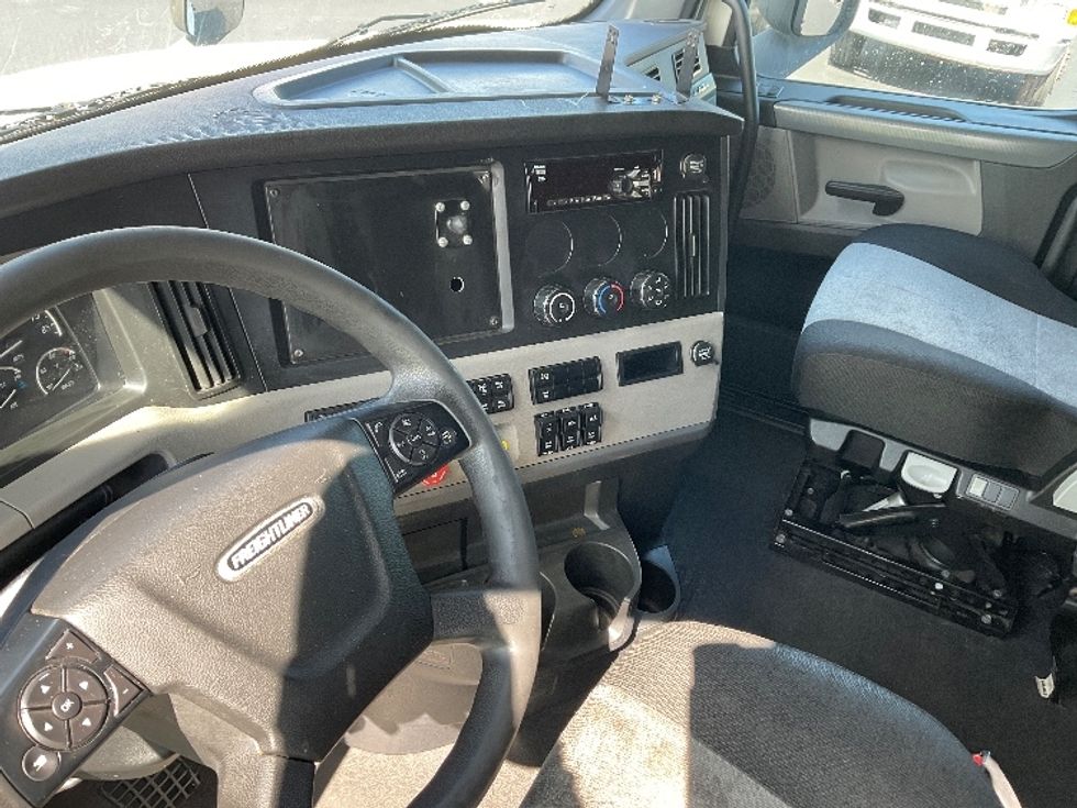 Sleeper Tractor-Heavy Duty Tractors-Freightliner-2020-T12664ST-Tampa-FL-581,598\n\t\tmiles-$ 55,250 - Image 9