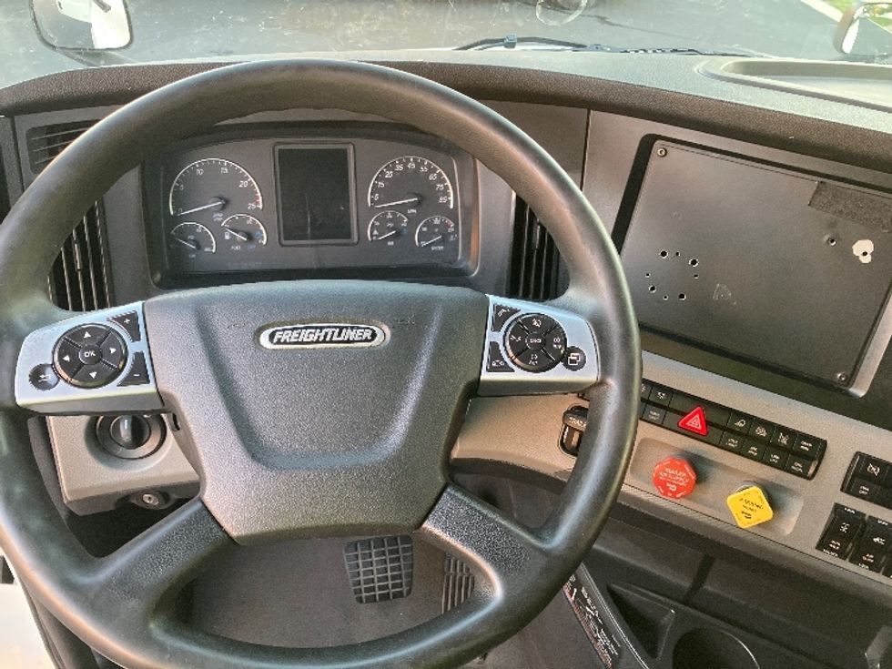 Sleeper Tractor-Heavy Duty Tractors-Freightliner-2020-T12664ST-Tampa-FL-646,137\n\t\tmiles-$ 50,500 - Image 11