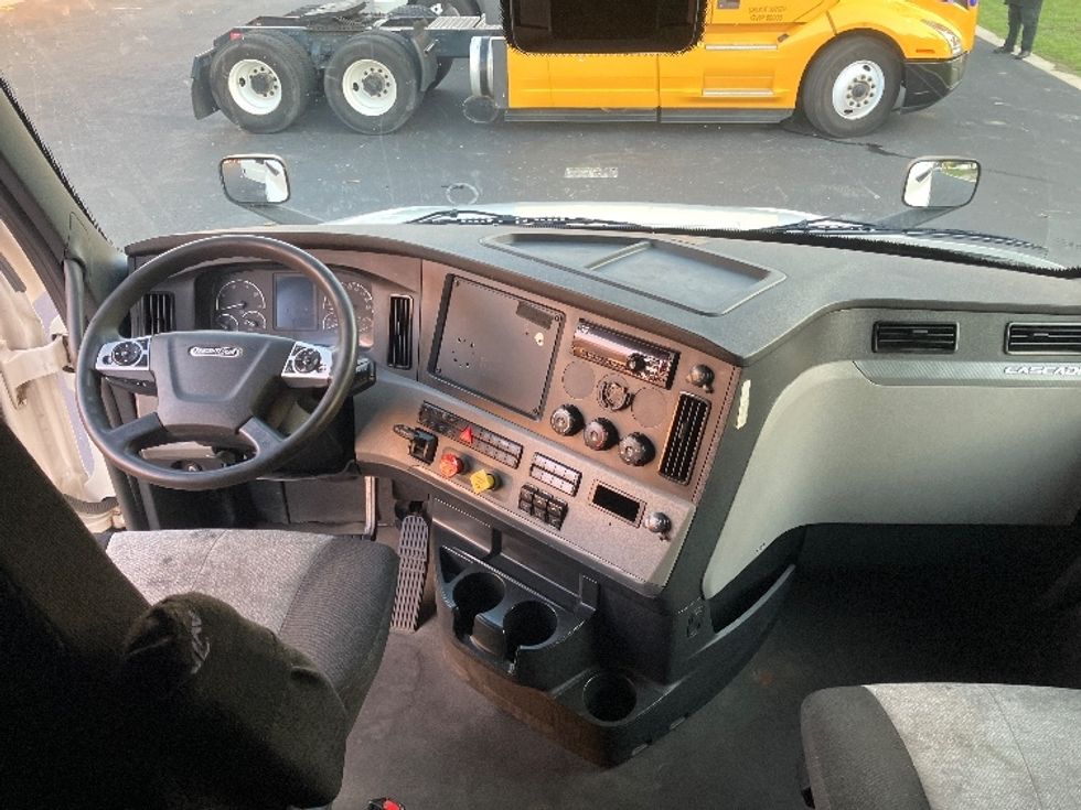 Sleeper Tractor-Heavy Duty Tractors-Freightliner-2020-T12664ST-Tampa-FL-646,137\n\t\tmiles-$ 50,500 - Image 12