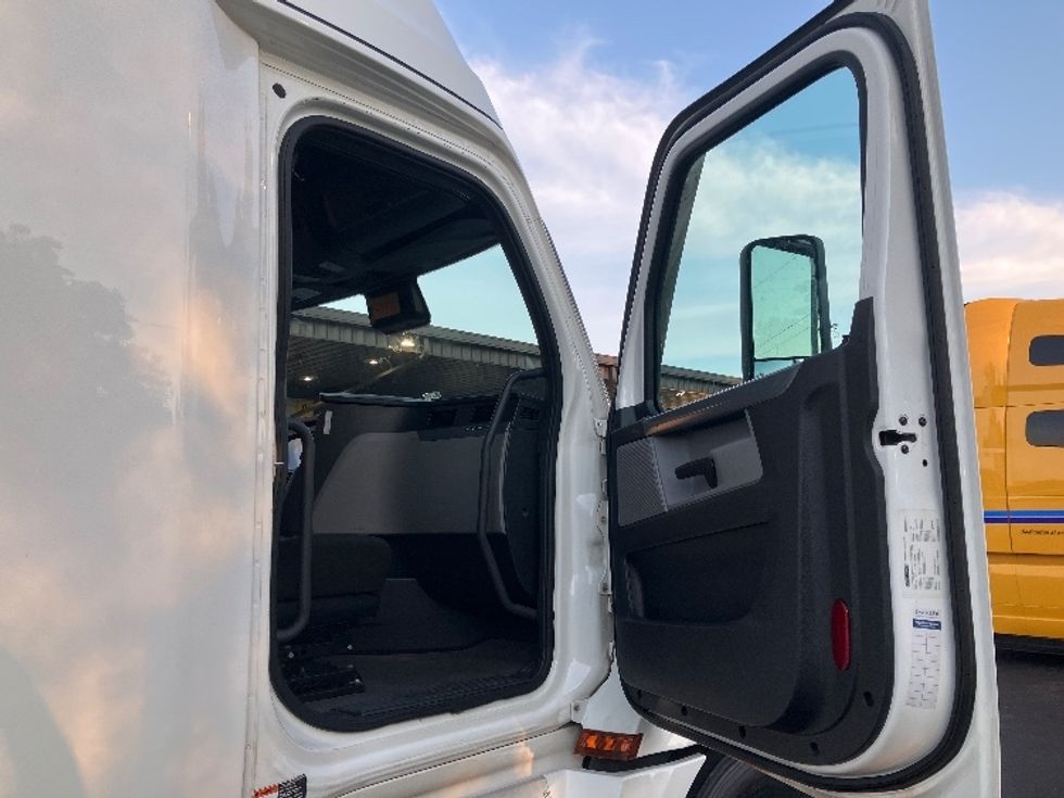 Sleeper Tractor-Heavy Duty Tractors-Freightliner-2020-T12664ST-Tampa-FL-646,137\n\t\tmiles-$ 50,500 - Image 13