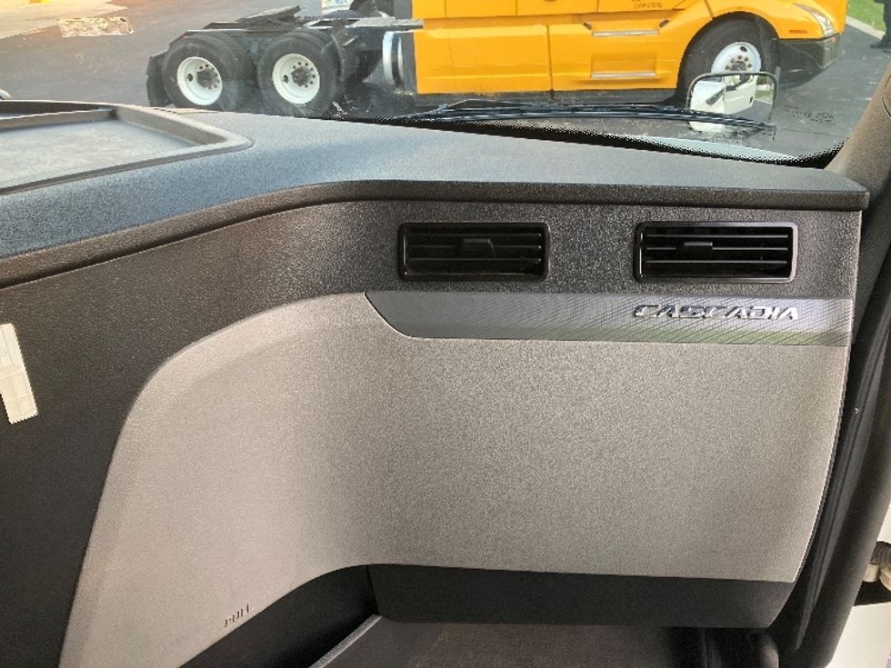 Sleeper Tractor-Heavy Duty Tractors-Freightliner-2020-T12664ST-Tampa-FL-646,137\n\t\tmiles-$ 50,500 - Image 14