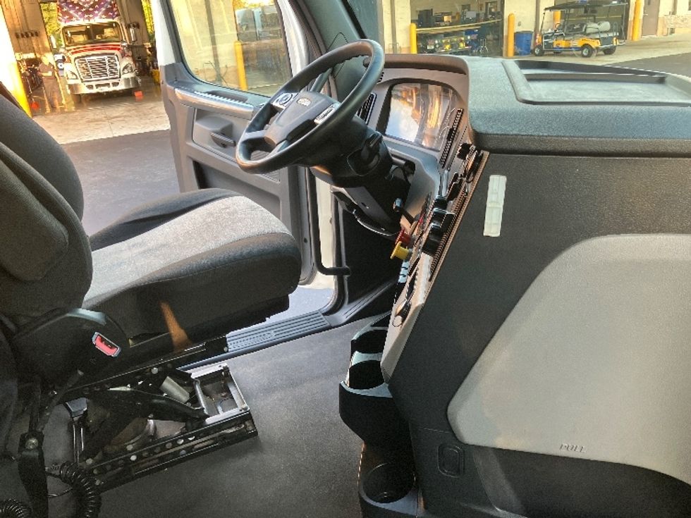 Sleeper Tractor-Heavy Duty Tractors-Freightliner-2020-T12664ST-Tampa-FL-646,137\n\t\tmiles-$ 50,500 - Image 15