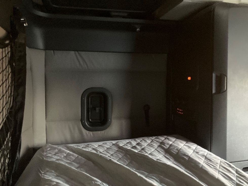 Sleeper Tractor-Heavy Duty Tractors-Freightliner-2020-T12664ST-Tampa-FL-646,137\n\t\tmiles-$ 50,500 - Image 18