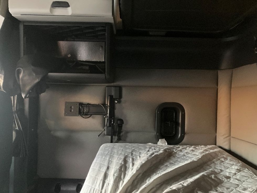 Sleeper Tractor-Heavy Duty Tractors-Freightliner-2020-T12664ST-Tampa-FL-646,137\n\t\tmiles-$ 50,500 - Image 19