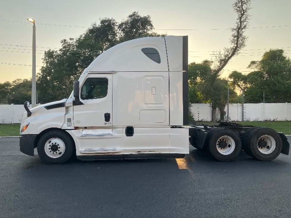 Sleeper Tractor-Heavy Duty Tractors-Freightliner-2020-T12664ST-Tampa-FL-646,137\n\t\tmiles-$ 50,500 - Image 4