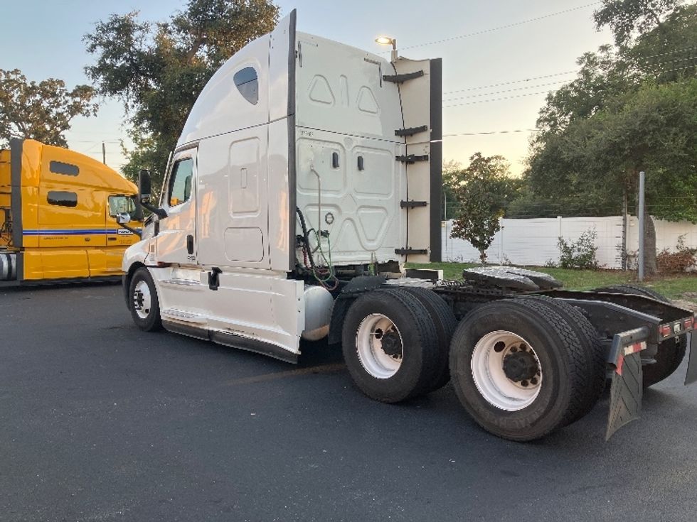 Sleeper Tractor-Heavy Duty Tractors-Freightliner-2020-T12664ST-Tampa-FL-646,137\n\t\tmiles-$ 50,500 - Image 5
