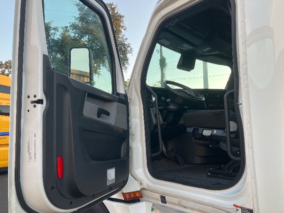 Sleeper Tractor-Heavy Duty Tractors-Freightliner-2020-T12664ST-Tampa-FL-646,137\n\t\tmiles-$ 50,500 - Image 9