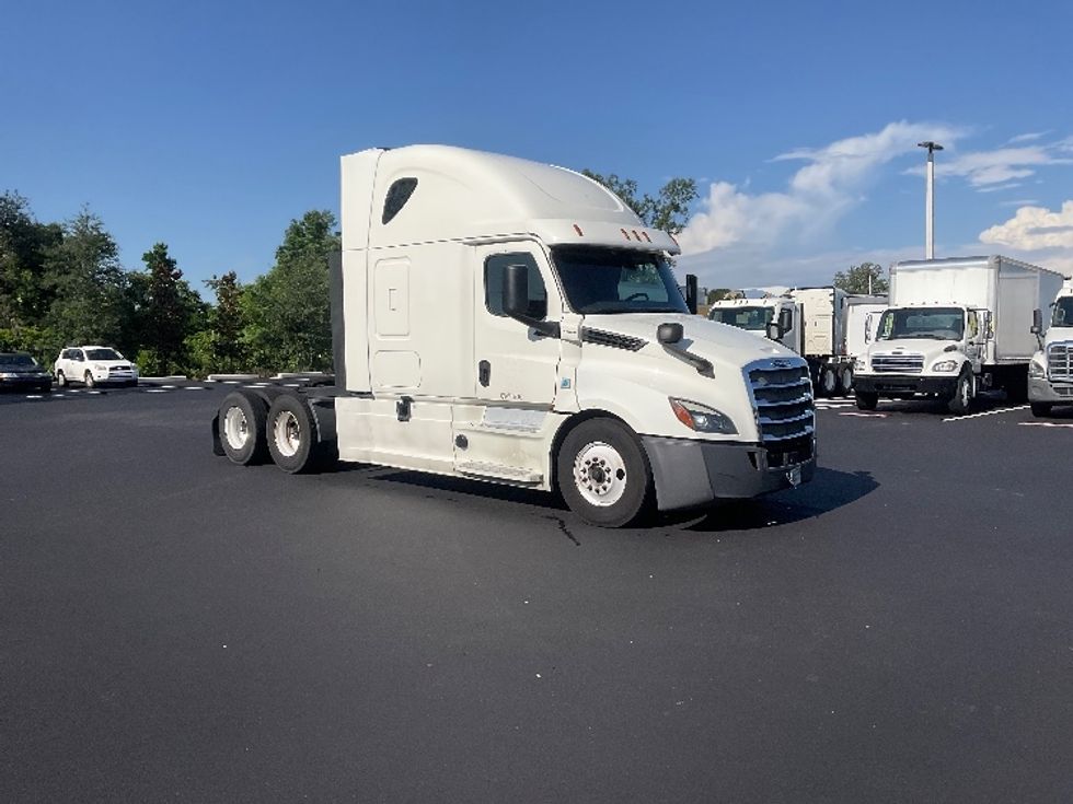 Sleeper Tractor-Heavy Duty Tractors-Freightliner-2020-T12664ST-Tampa-FL-689,023\n\t\tmiles-$ 47,250 - Image 1