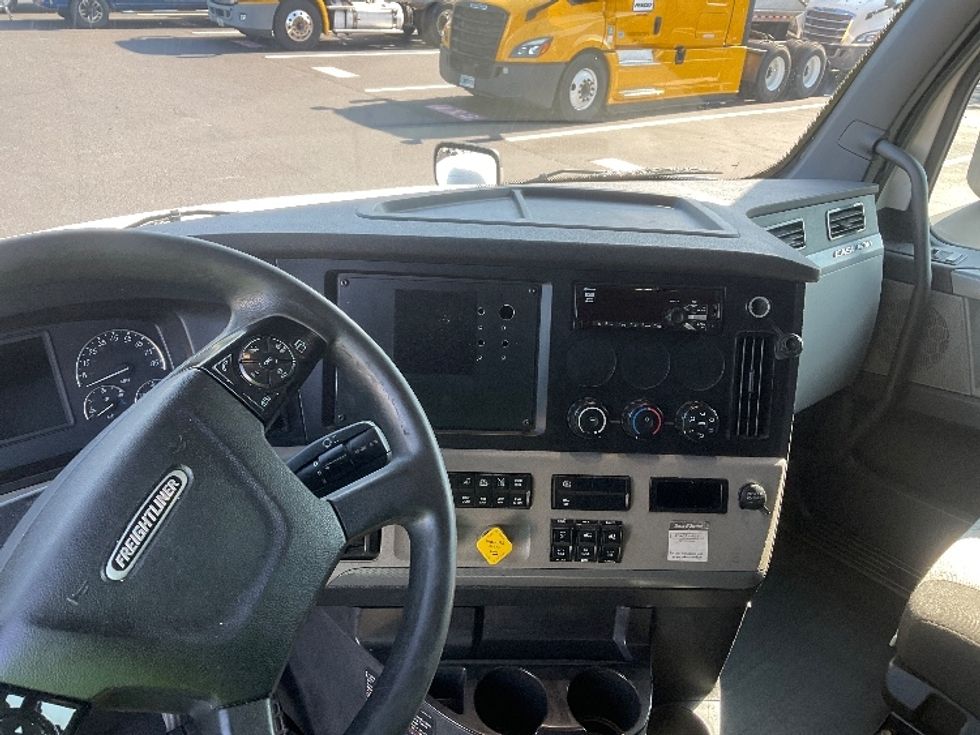 Sleeper Tractor-Heavy Duty Tractors-Freightliner-2020-T12664ST-Tampa-FL-689,023\n\t\tmiles-$ 47,250 - Image 10