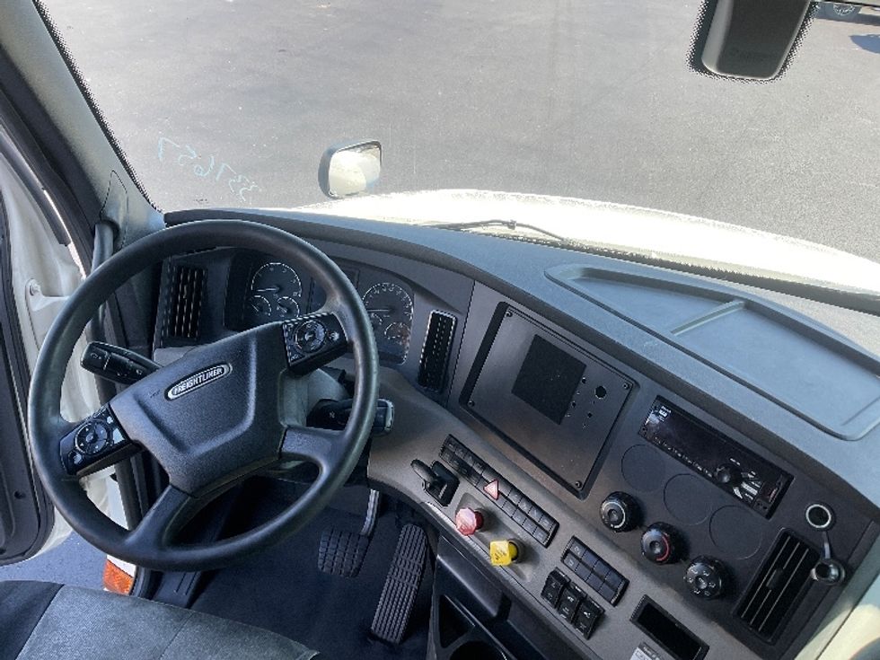 Sleeper Tractor-Heavy Duty Tractors-Freightliner-2020-T12664ST-Tampa-FL-689,023\n\t\tmiles-$ 47,250 - Image 11