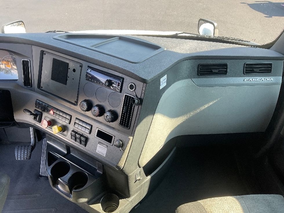 Sleeper Tractor-Heavy Duty Tractors-Freightliner-2020-T12664ST-Tampa-FL-689,023\n\t\tmiles-$ 47,250 - Image 12