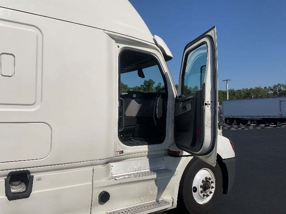 Sleeper Tractor-Heavy Duty Tractors-Freightliner-2020-T12664ST-Tampa-FL-689,023\n\t\tmiles-$ 47,250 - Image 13
