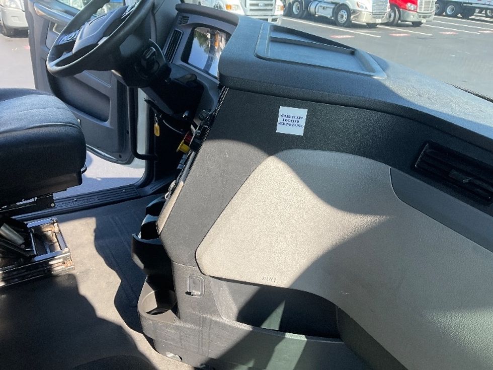 Sleeper Tractor-Heavy Duty Tractors-Freightliner-2020-T12664ST-Tampa-FL-689,023\n\t\tmiles-$ 47,250 - Image 15