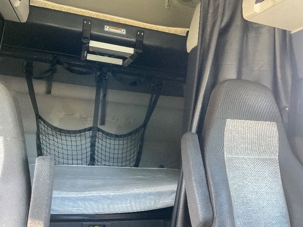 Sleeper Tractor-Heavy Duty Tractors-Freightliner-2020-T12664ST-Tampa-FL-689,023\n\t\tmiles-$ 47,250 - Image 16