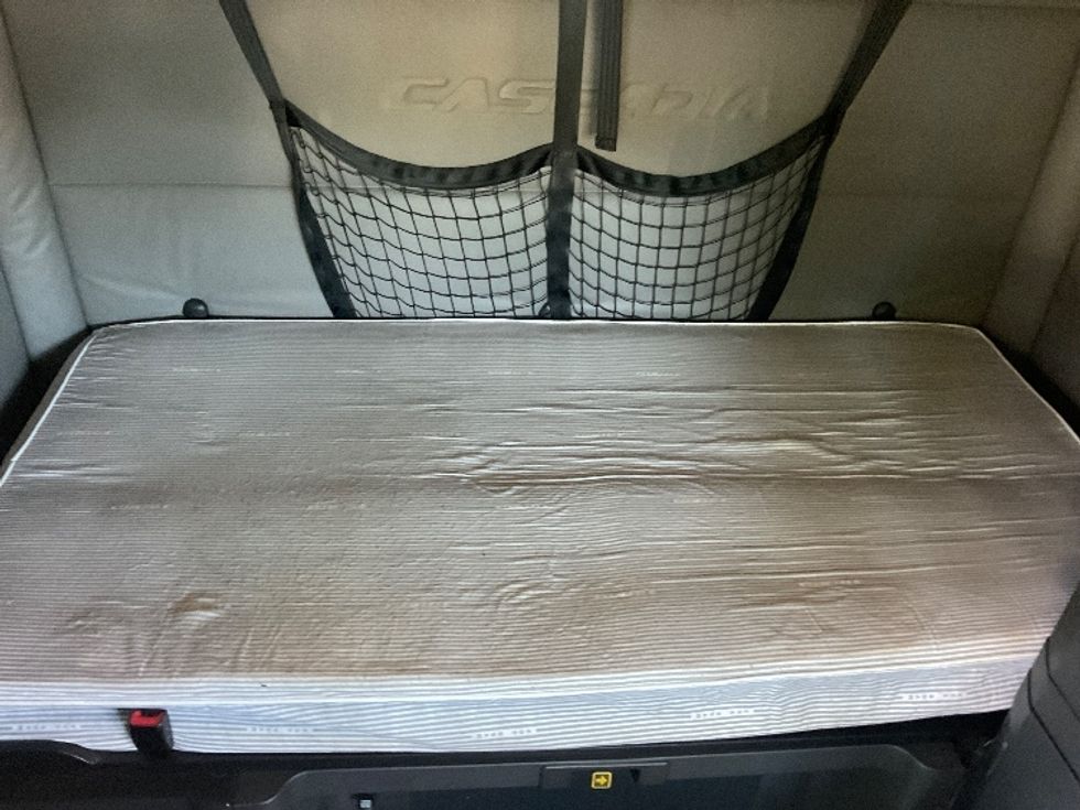 Sleeper Tractor-Heavy Duty Tractors-Freightliner-2020-T12664ST-Tampa-FL-689,023\n\t\tmiles-$ 47,250 - Image 17