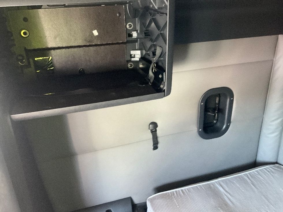 Sleeper Tractor-Heavy Duty Tractors-Freightliner-2020-T12664ST-Tampa-FL-689,023\n\t\tmiles-$ 47,250 - Image 19