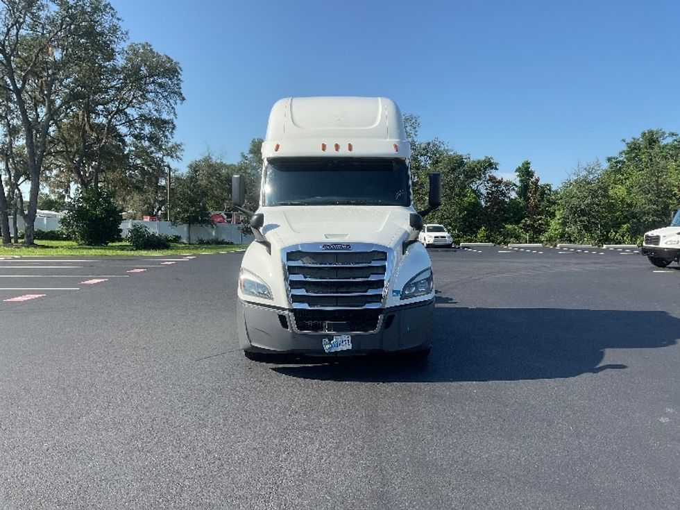 2020 Freightliner Cascadia 126" Sleeper Cab photo 2