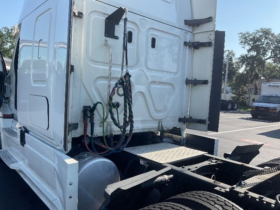 Sleeper Tractor-Heavy Duty Tractors-Freightliner-2020-T12664ST-Tampa-FL-689,023\n\t\tmiles-$ 47,250 - Image 22