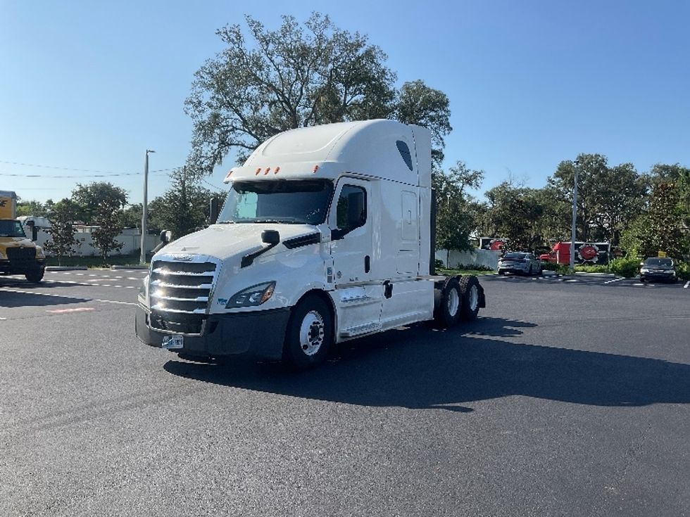 2020 Freightliner Cascadia 126" Sleeper Cab photo 3
