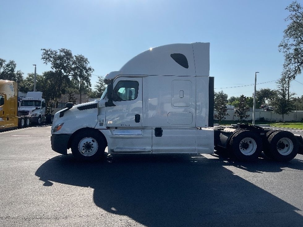 2020 Freightliner Cascadia 126" Sleeper Cab photo 4