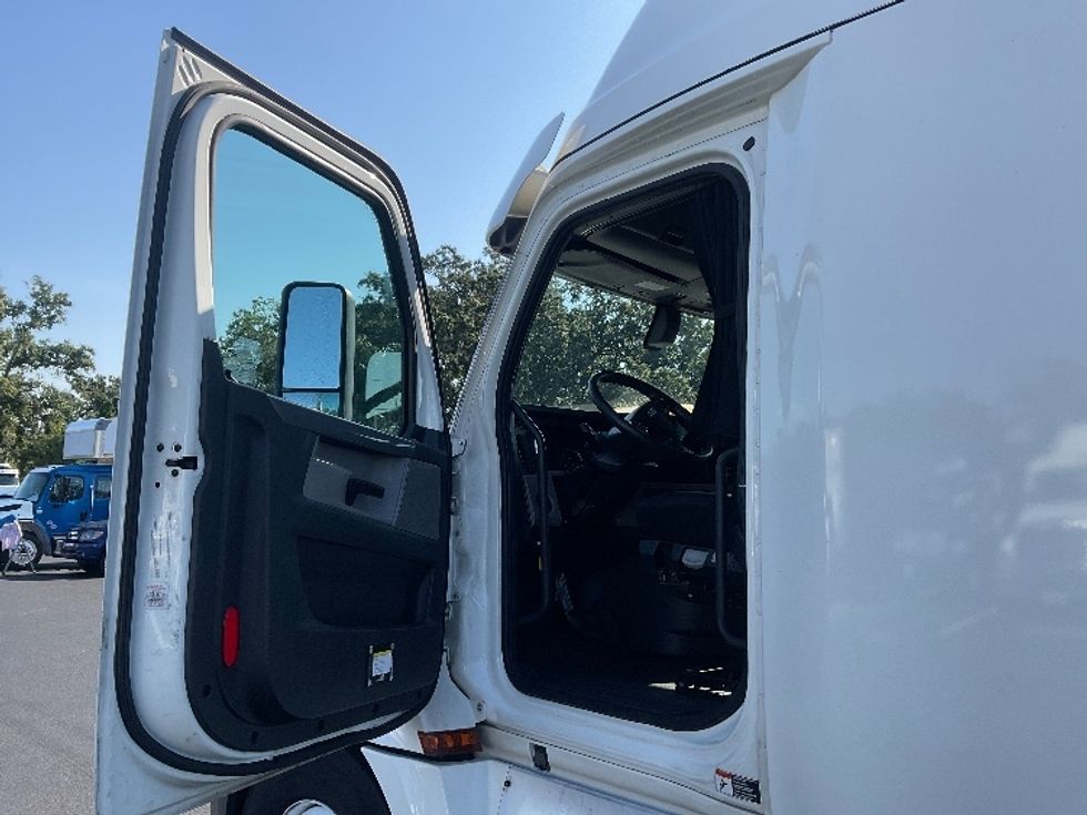 Sleeper Tractor-Heavy Duty Tractors-Freightliner-2020-T12664ST-Tampa-FL-689,023\n\t\tmiles-$ 47,250 - Image 9